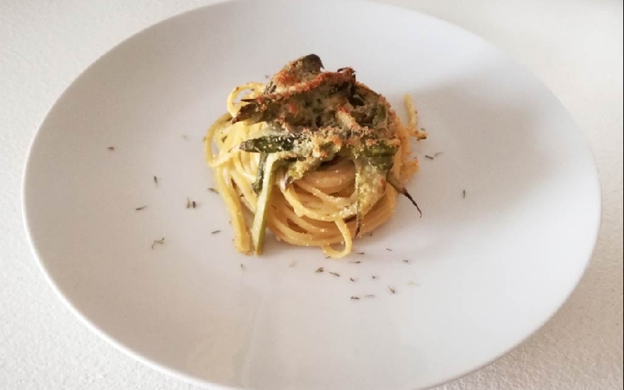 Nidi di linguine alla carbonara di timo e asparagi