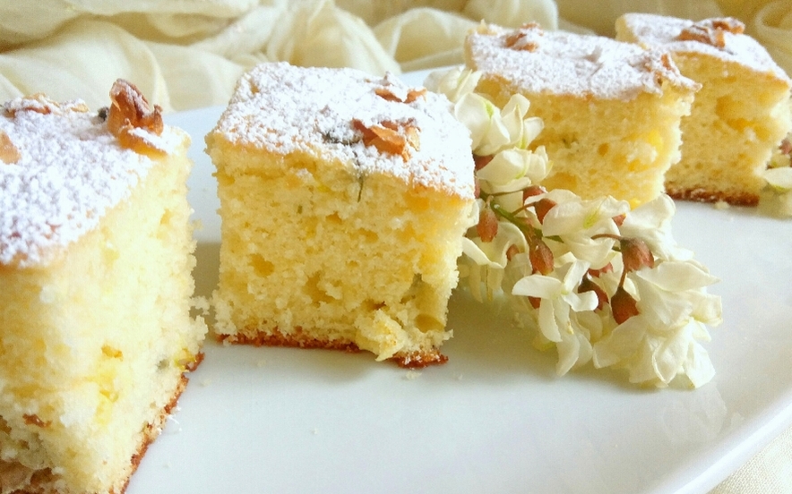 Torta con cioccolato bianco e fiori d'acacia