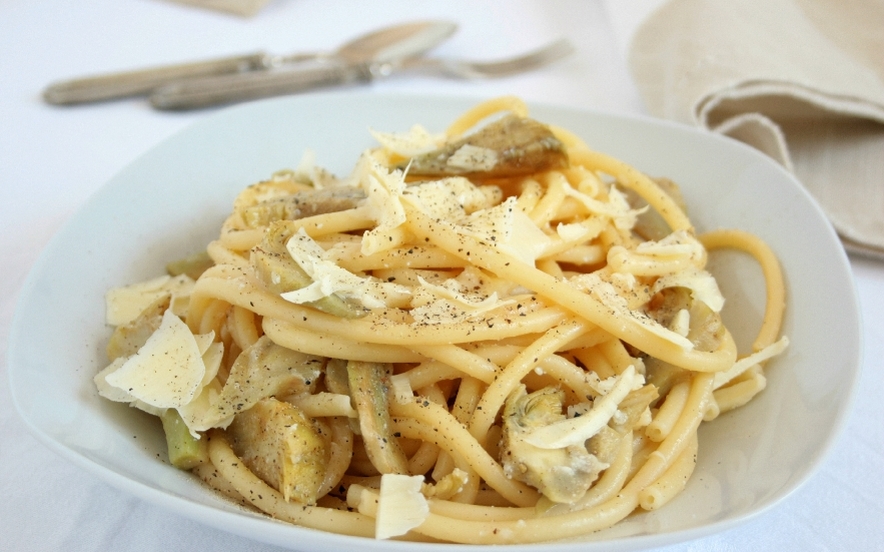 Bucatini cacio e pepe con carciofi