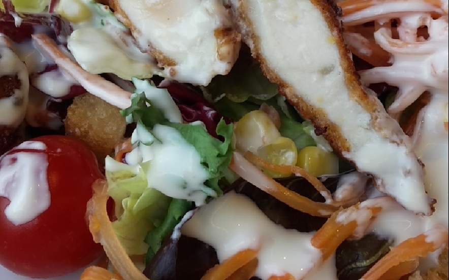 Caesar salad con pollo croccante