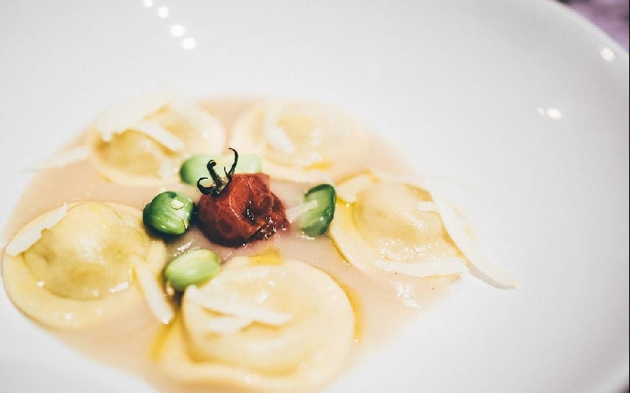 Ravioli liquidi di olio e lime con salsa di pane