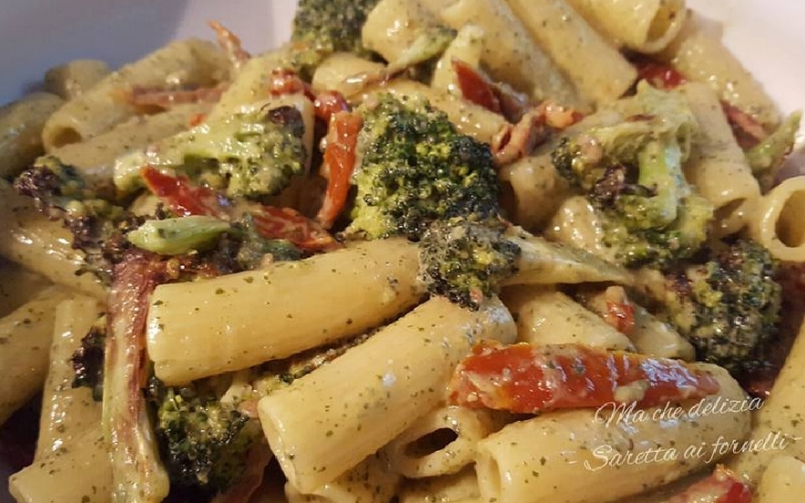 Rigatoni al pesto con broccoli e pomodori secchi