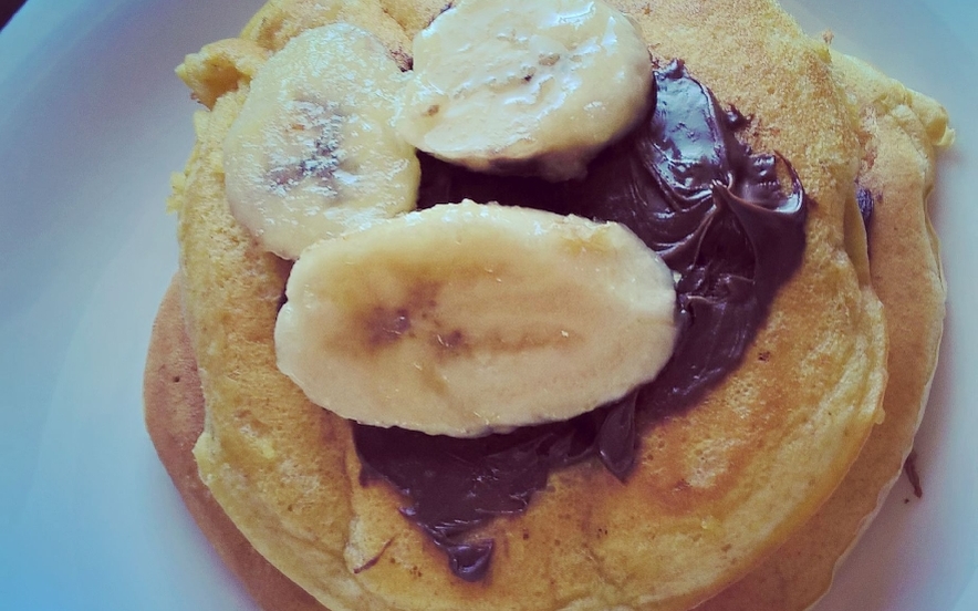 Pacake alla vaniglia con banana caramellata