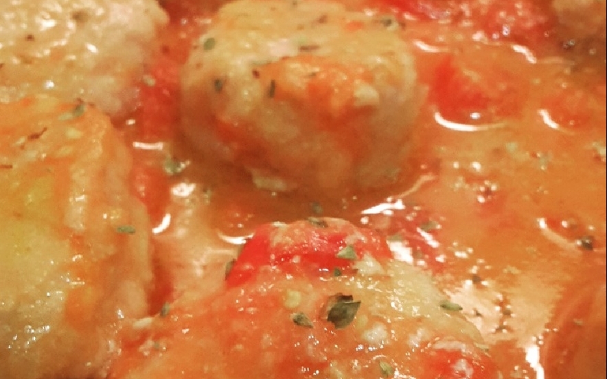 Polpette delicate di pollo al sugo