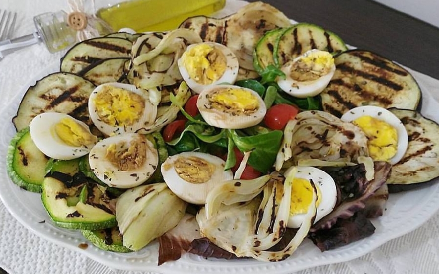 Insalata grigliata con uova sode