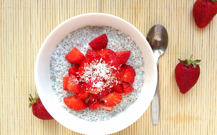 Budino di chia con cocco e fragole