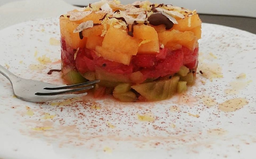 Tartara di frutta fresca alle mandorle e miele