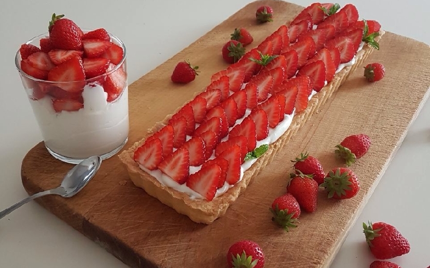 Crostata con fragole e crema allo yogurt