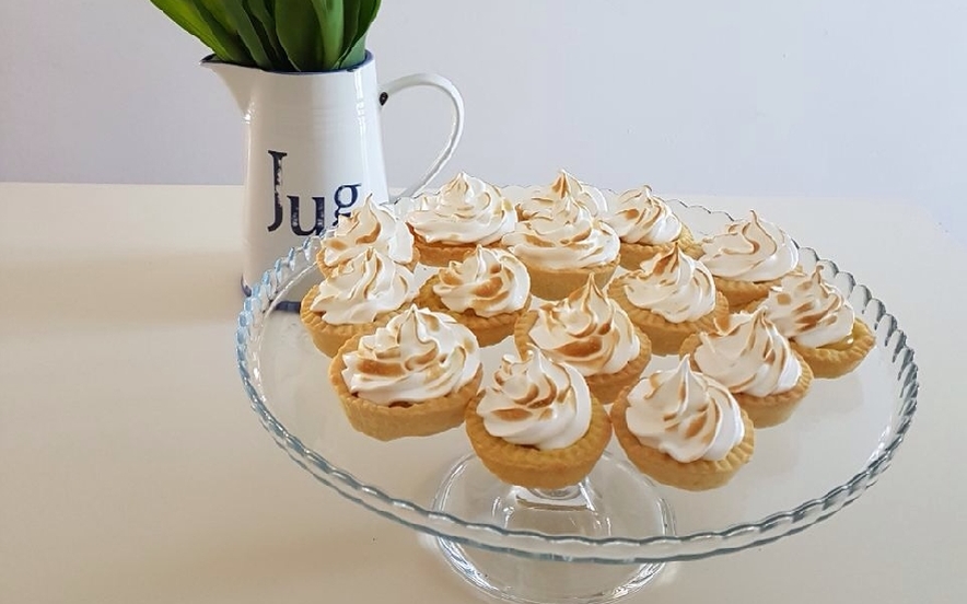 Friandises con crema al limone e meringa flambé