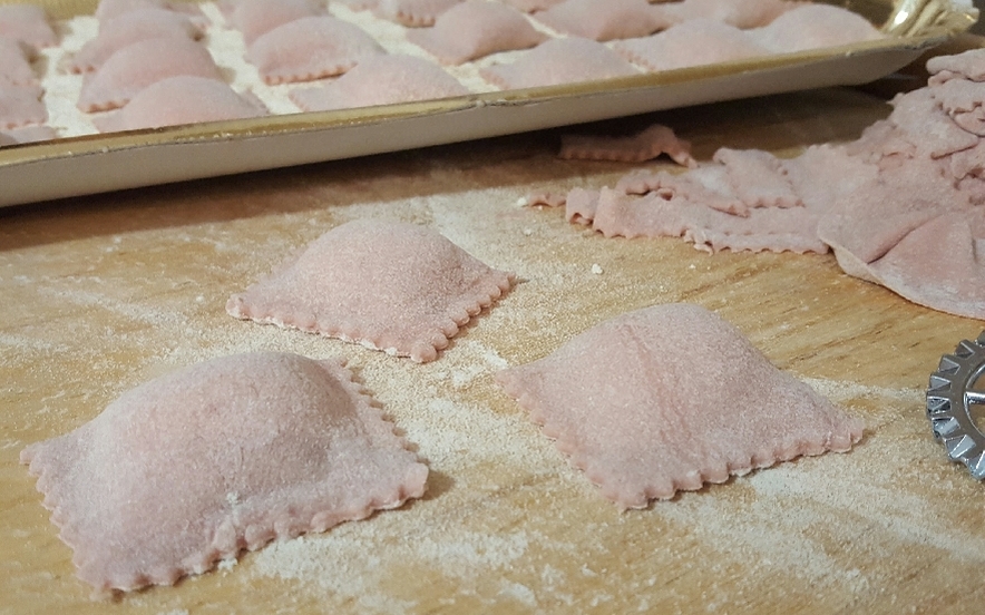 Ravioli rosa di ricotta e menta