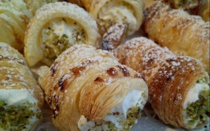 Cannolini  con chantilly e granella di pistacchio