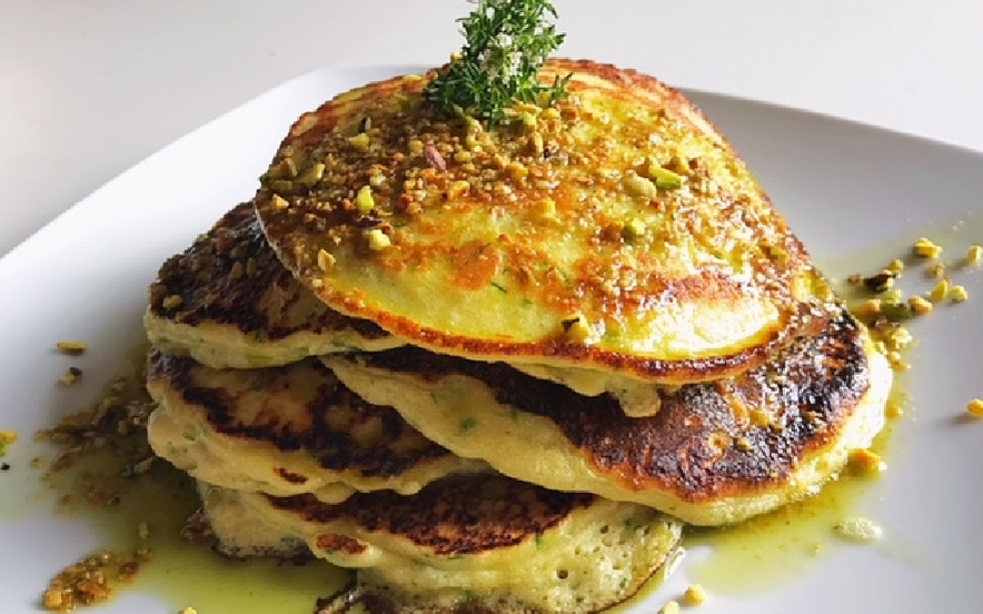 Pancakes alle zucchine, timo e pesto di pistacchio