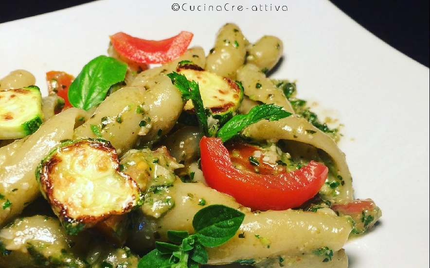 Trecce al pesto aromatico, pomodori e zucchine