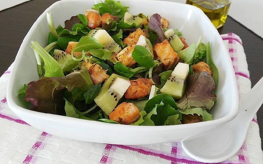 Insalata di salmone e kiwi