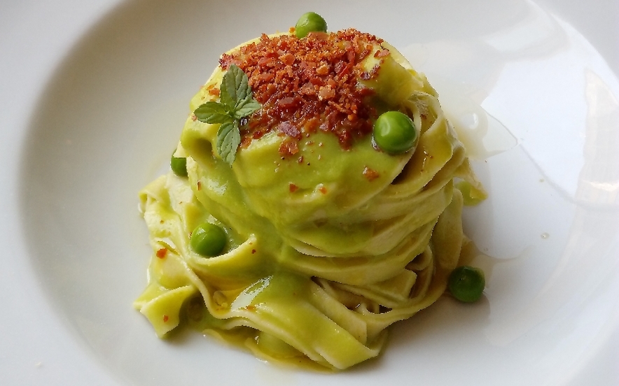 Tagliatelle, piselli, prosciutto e lime