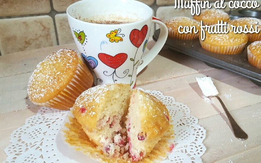 Muffin al cocco con frutti rossi