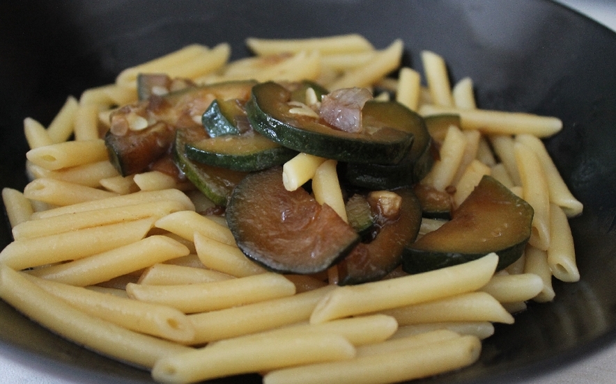 Penne con zucchine in salsa di soia