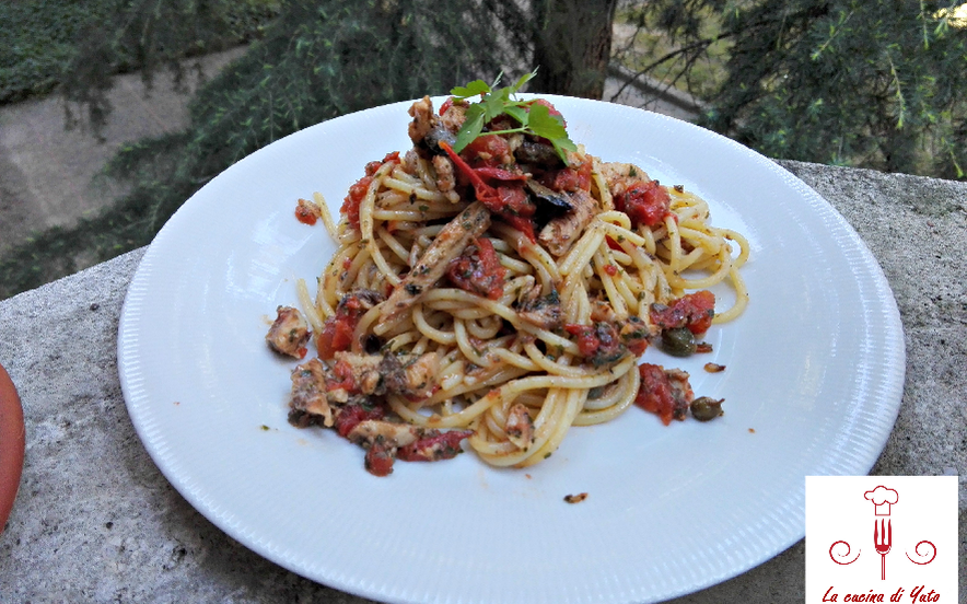 Spaghetti con sarde e polpa di pomodoro