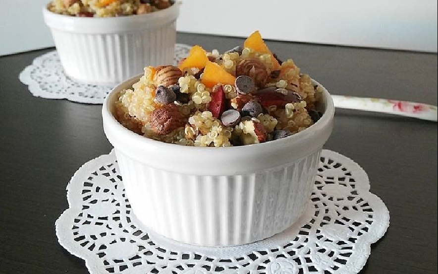 Quinoa dolce alla frutta fresca e nocciole