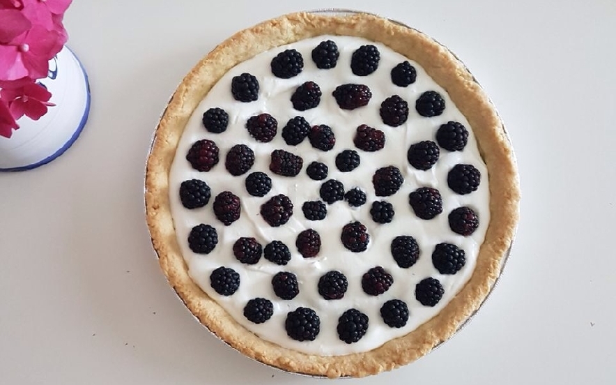 Crostata con crema di yogurt e more