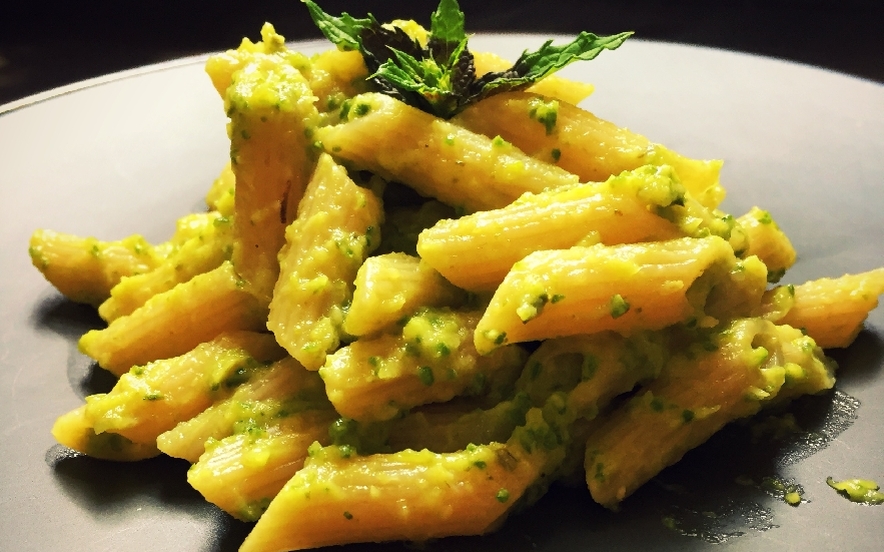 Penne al farro con crema di zucchine e menta