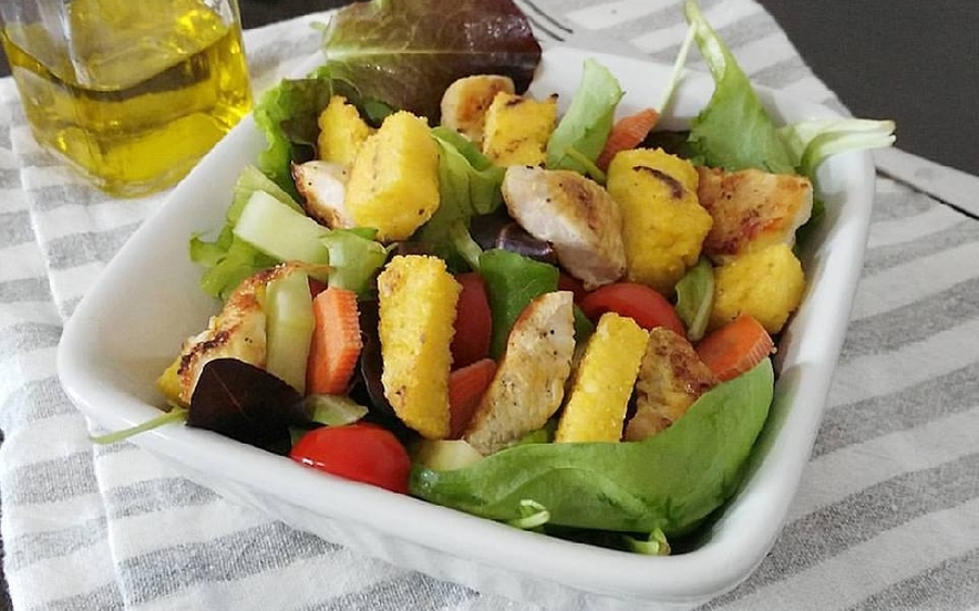 Insalata di pollo con crostini di polenta