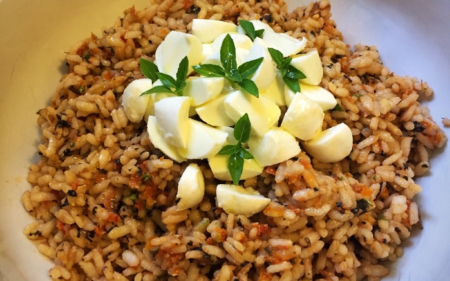 Insalata di riso con pomodorini e basilico viola