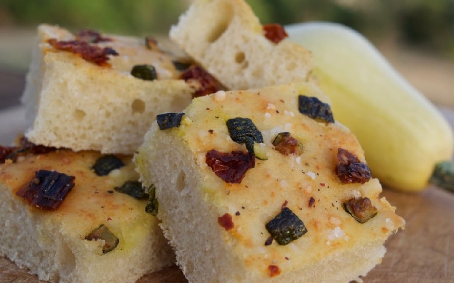 Focaccia con zucchine e pomodori secchi