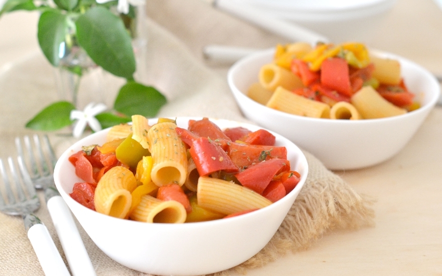 Pasta con peperoni pomodori profumata all'origano