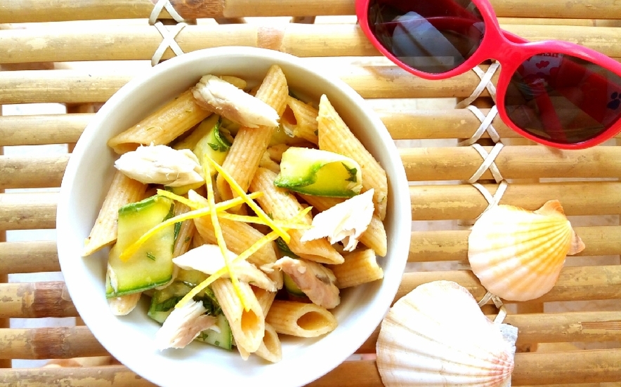 Pasta fredda con sgombro e zucchine marinate