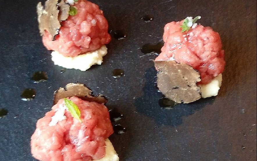 Tartare di manzo, tartufo e mandorla