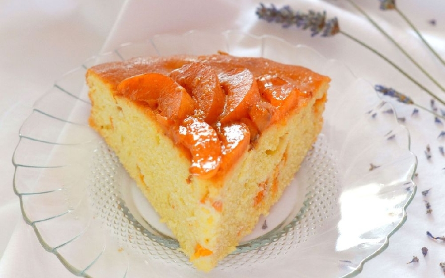 Torta soffice di semola con yogurt e albicocche