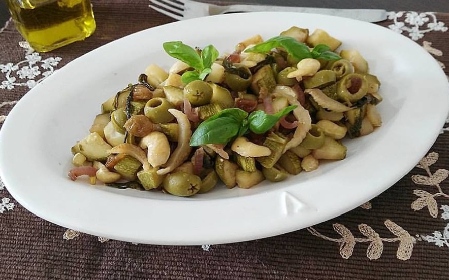 Zucchine saltate all'uvetta e anacardi