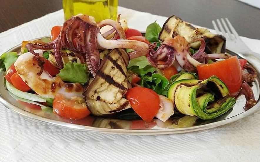 Insalata con calamari e verdure grigliate