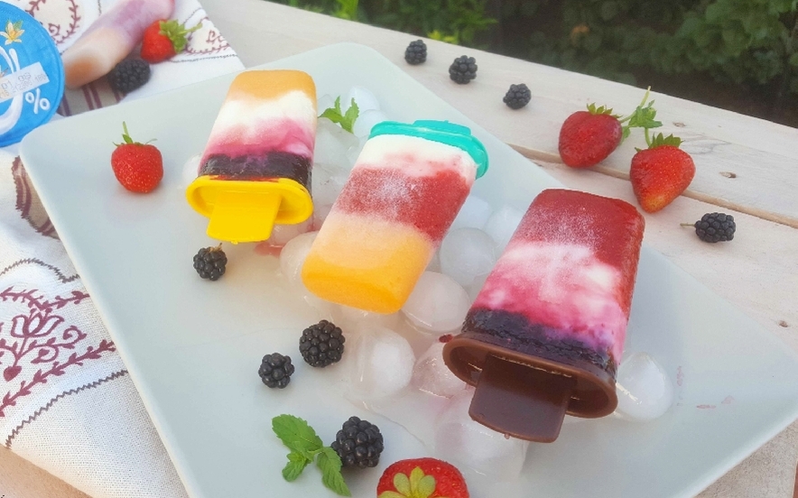 Ghiaccioli con frutta e yogurt alla vaniglia