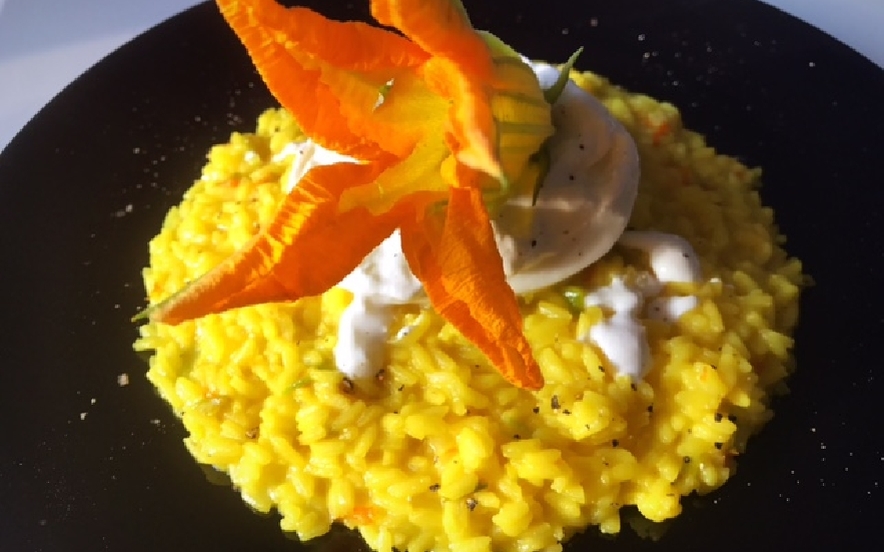 Risotto allo zafferano fiori di zucca e burrata