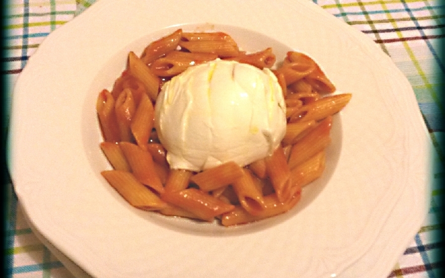 Mozzarella di bufala su mezze penne al pomodoro