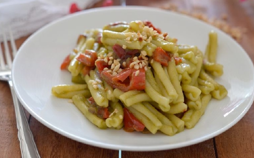 Pasta con crema di fagiolini peperoni croccanti