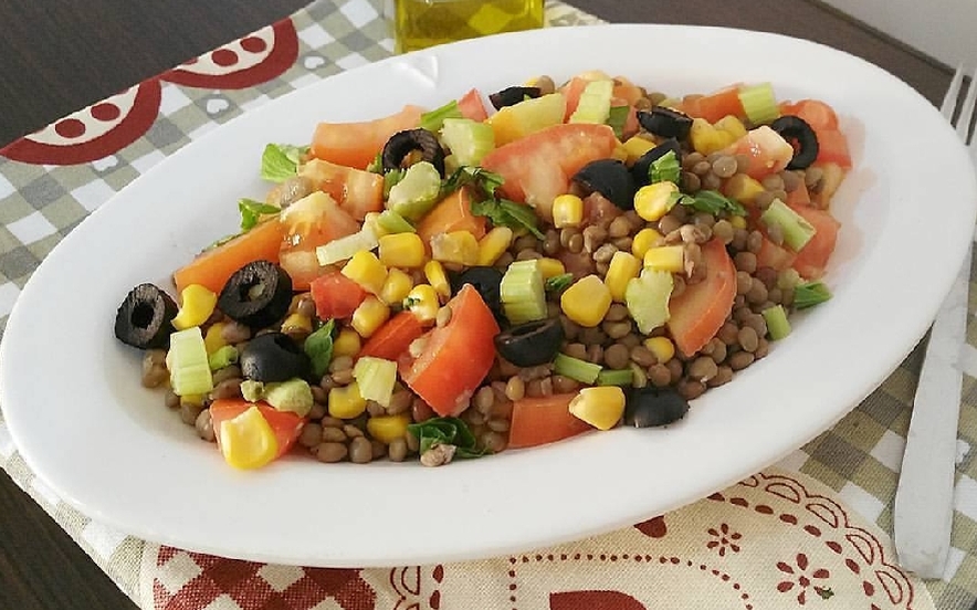 Insalata fredda di sedano e lenticchie