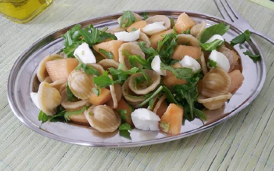 Pasta melone, scamorza e rughetta