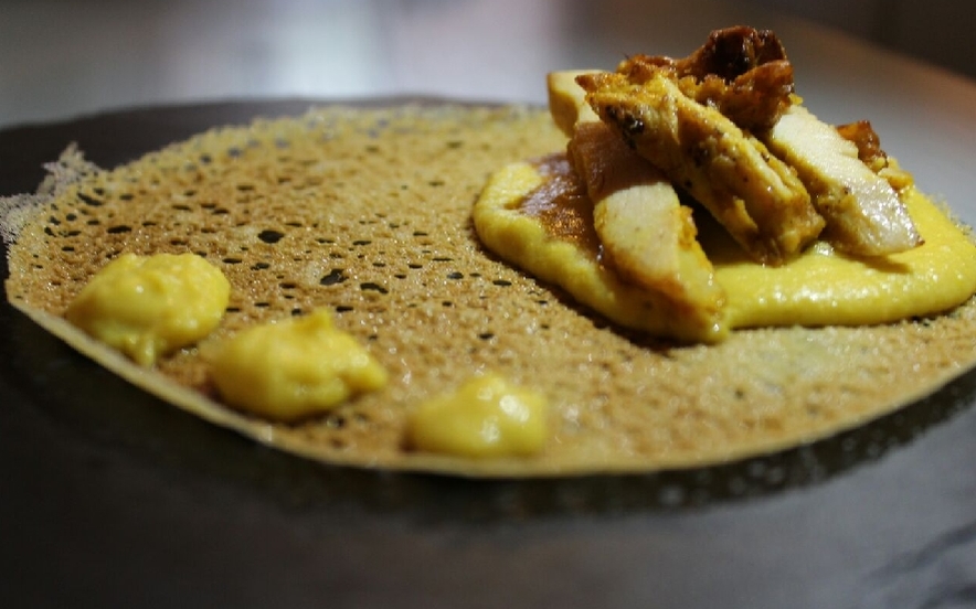 Pollo al curry su crema di mais e cialda di farina