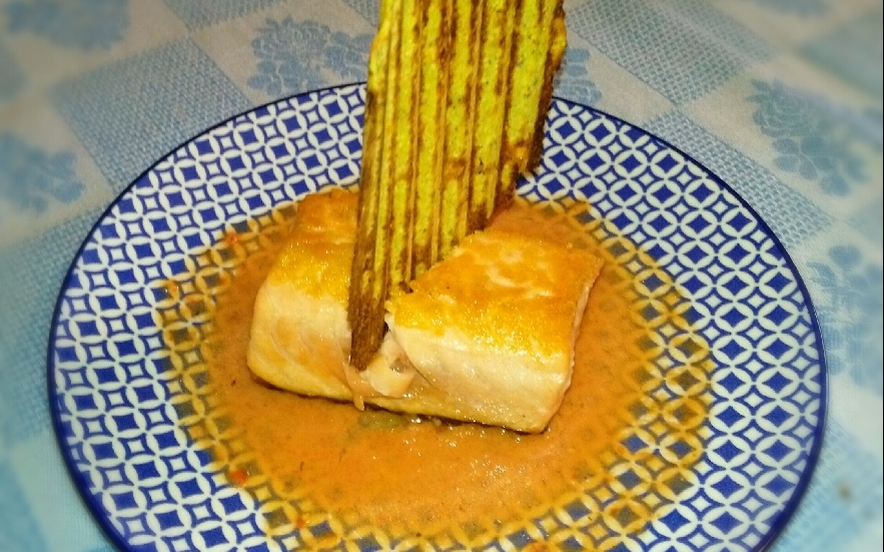 Salmone con cialda di zucchine e succo di pomodoro