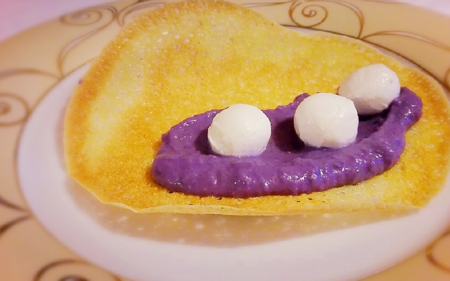 Mozzarelline su purè di patate viola e cialda