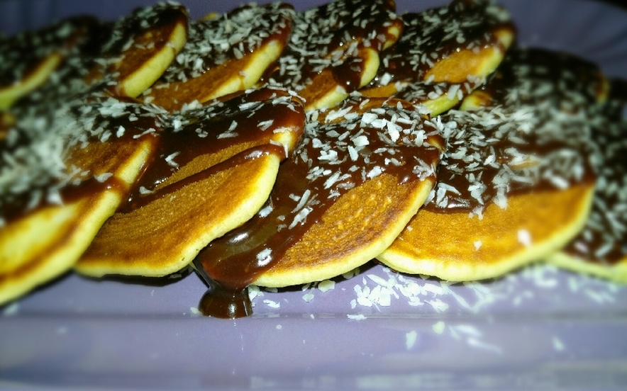 Mini pancakes con salsa alla nutella e cocco