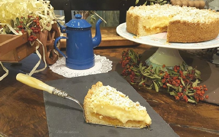 Sbriciolata con crema agli amaretti e confettura