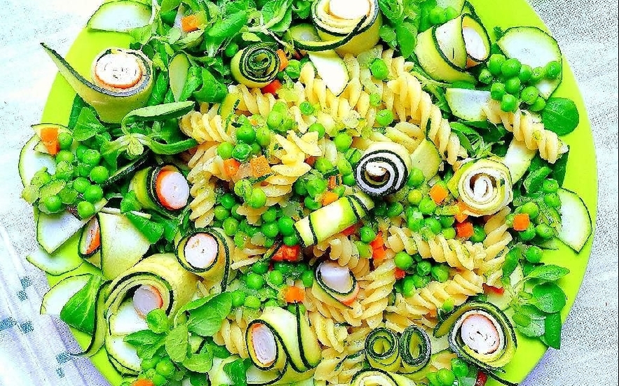 Insalata di fusilli, zucchine, piselli e surimi