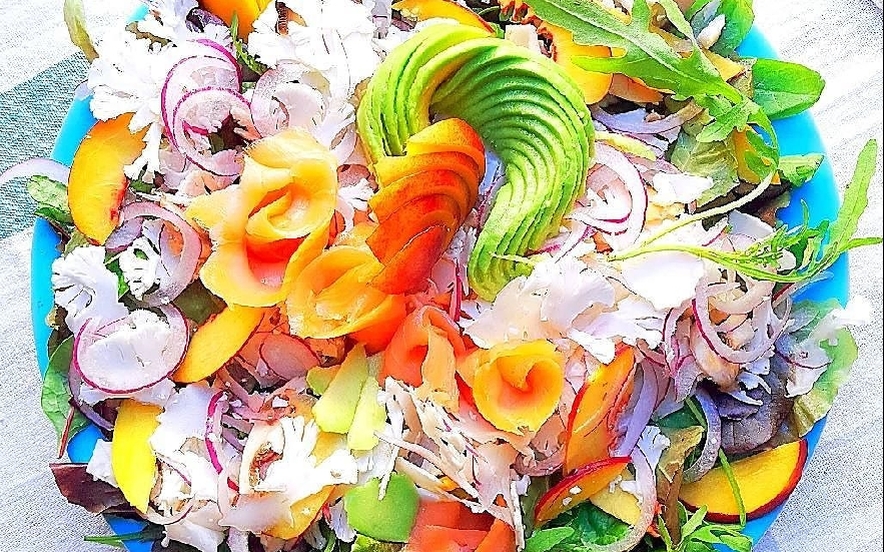 Insalata di cavolfiore, pesche, avocado e salmone