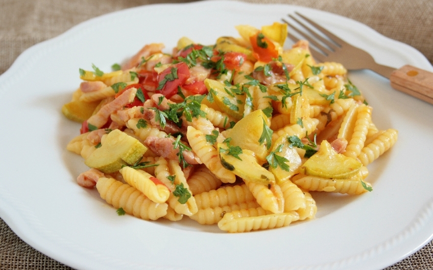 Gnocchetti sardi con zucchine, pancetta e curcuma