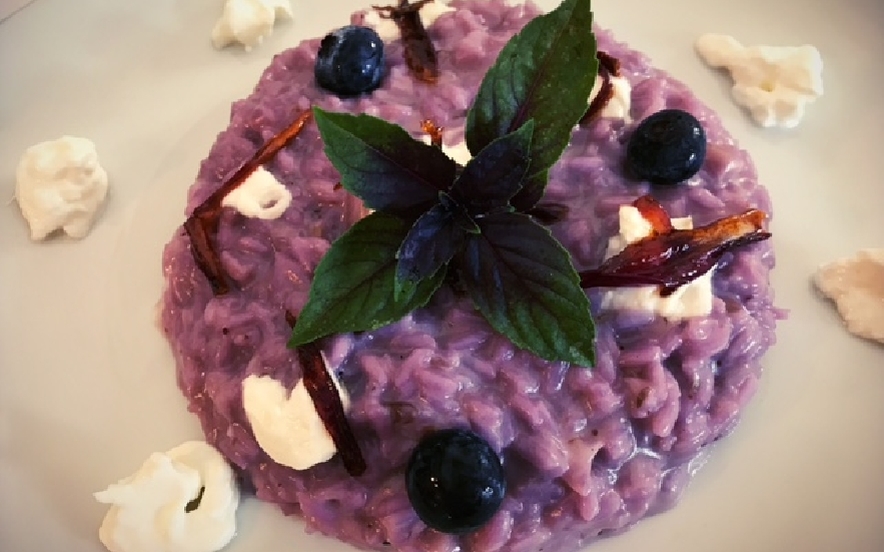 Risotto ai mirtilli burrata e cipolle di Tropea