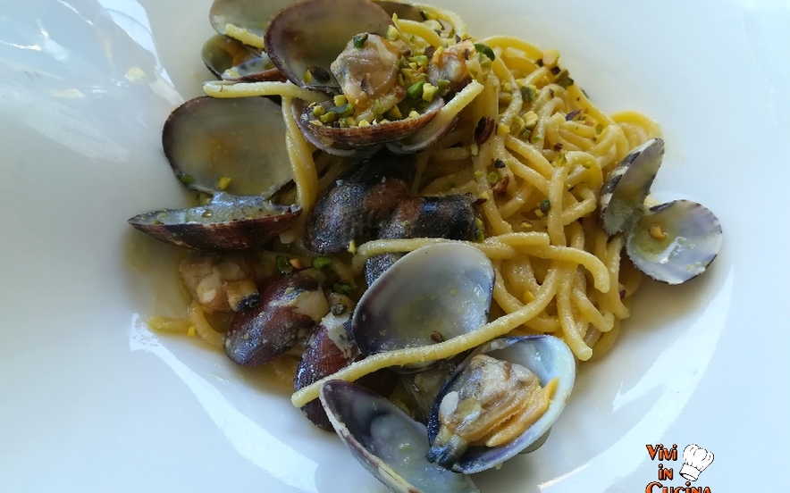 Spaghetti vongole e pistacchio